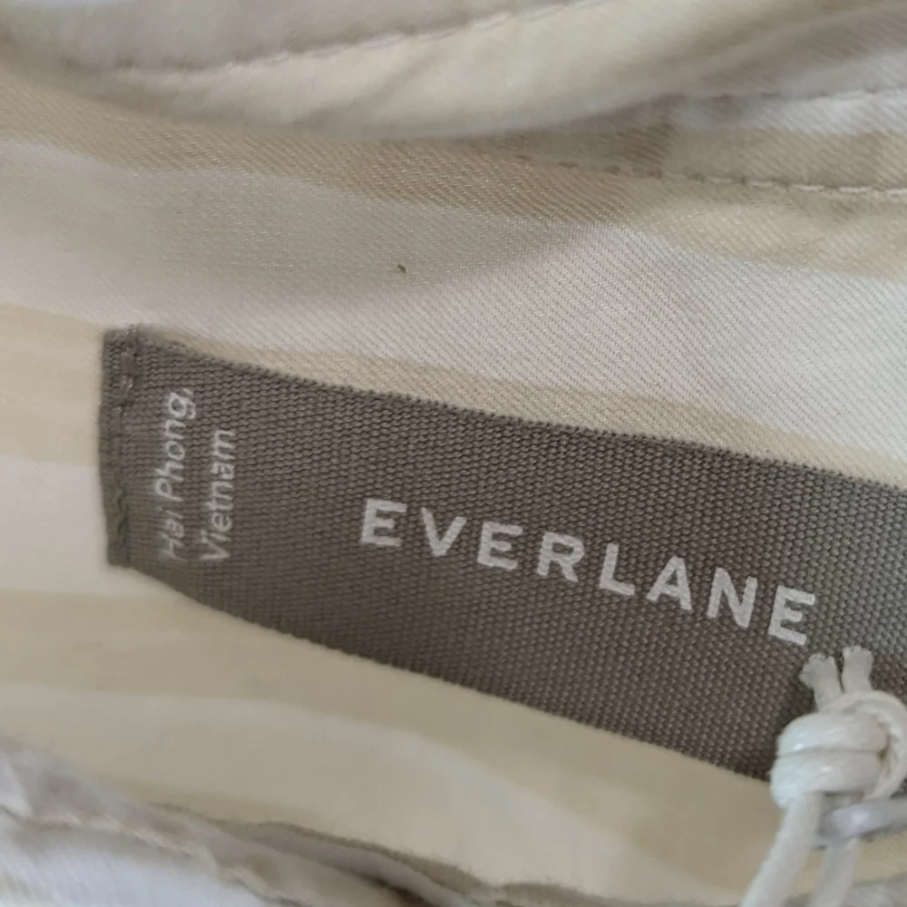 Everlane Cropped Cream Stripe Button-Down Shirt - Picture 5 of 15